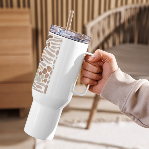 Travel mug with a handle