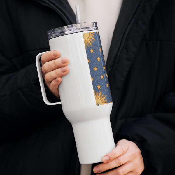 Travel mug with a handle
